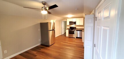 1605 Douglas Ave, Unit D in Nashville, TN - Foto de edificio - Building Photo