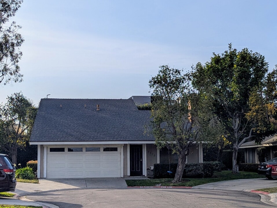 8052 Windy Sea Cir in Huntington Beach, CA - Foto de edificio