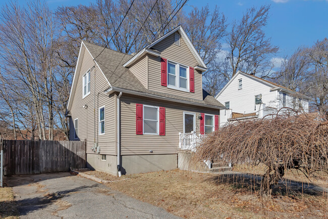 108 Drome Ave in Stratford, CT - Building Photo - Building Photo