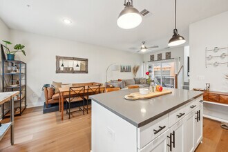 2827 Manor Rd, Unit #3104 in Austin, TX - Building Photo - Building Photo