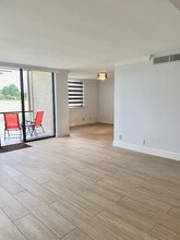 4545 Luxemburg Ct in Greenacres, FL - Foto de edificio - Building Photo