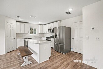 1020 Valerian Dr in Haslet, TX - Foto de edificio - Building Photo