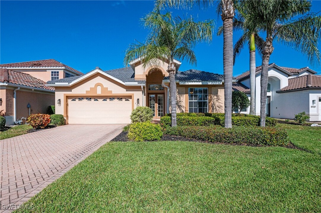 17929 Modena Rd in Miromar Lakes, FL - Foto de edificio