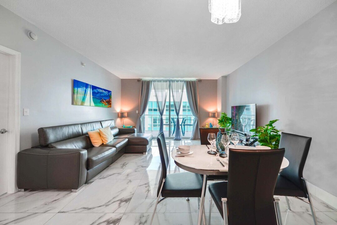 1 SE 12th St in Miami, FL - Building Photo