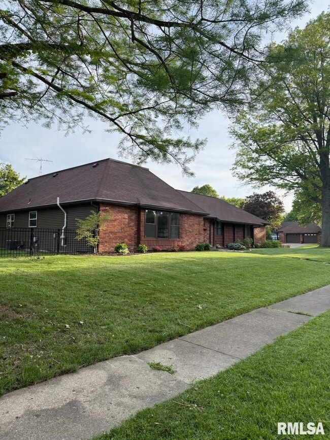 90 Pinehurst Dr in Springfield, IL - Building Photo - Building Photo
