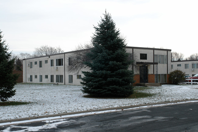 Sunnyside Apartments in Fridley, MN - Building Photo - Building Photo