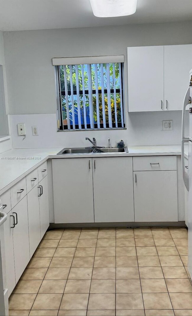 2356 W 53rd Terrace in Hialeah, FL - Building Photo - Building Photo