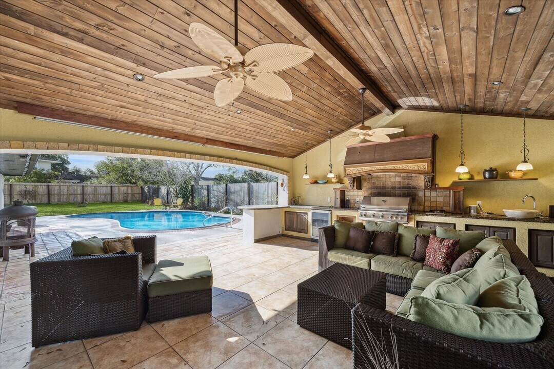18618 Point Lookout Dr in Houston, TX - Building Photo
