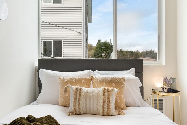 65 W Dravus St in Seattle, WA - Building Photo - Building Photo