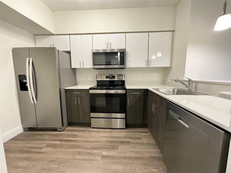 7707 NW 7th St, Unit 2-205 in Miami, FL - Foto de edificio