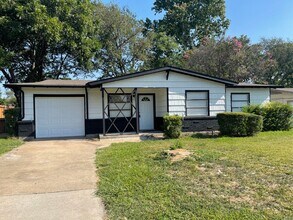 2113 Cloverdale St in Arlington, TX - Building Photo - Building Photo