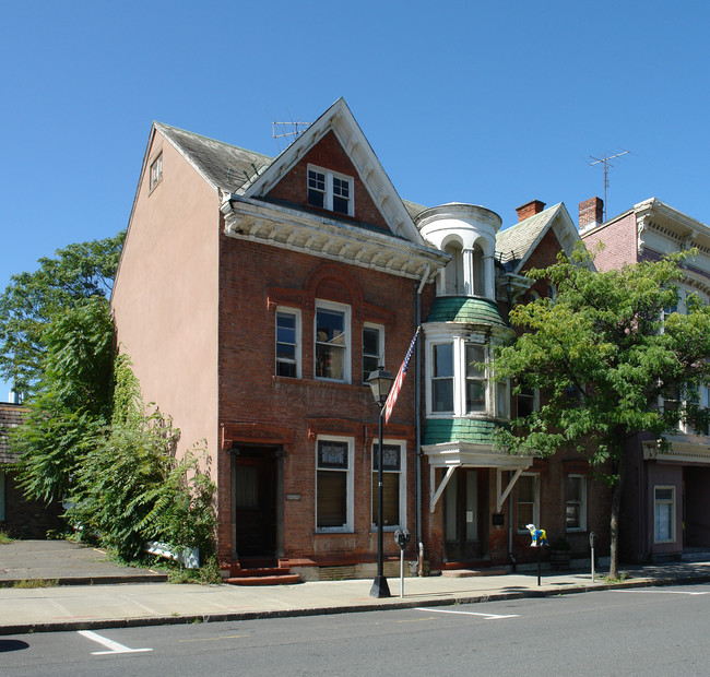 445 Warren St in Hudson, NY - Foto de edificio - Building Photo