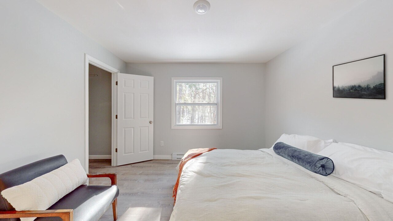 73 Barth Wy in Sanford, ME - Foto de edificio