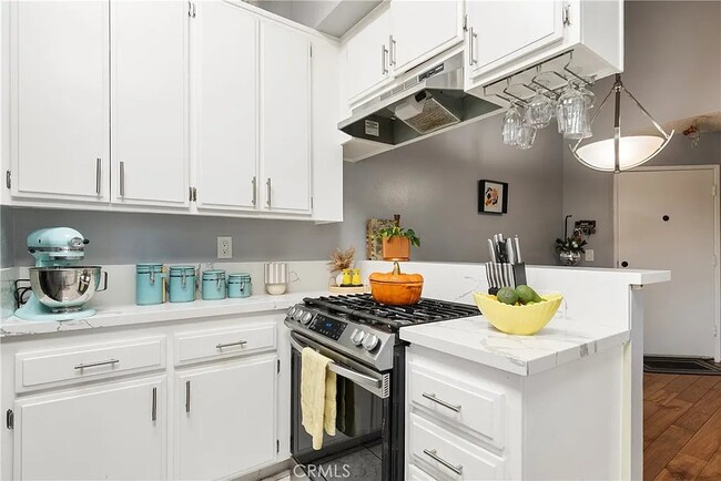 260 Cagney Ln, Unit 118 in Newport Beach, CA - Foto de edificio - Building Photo