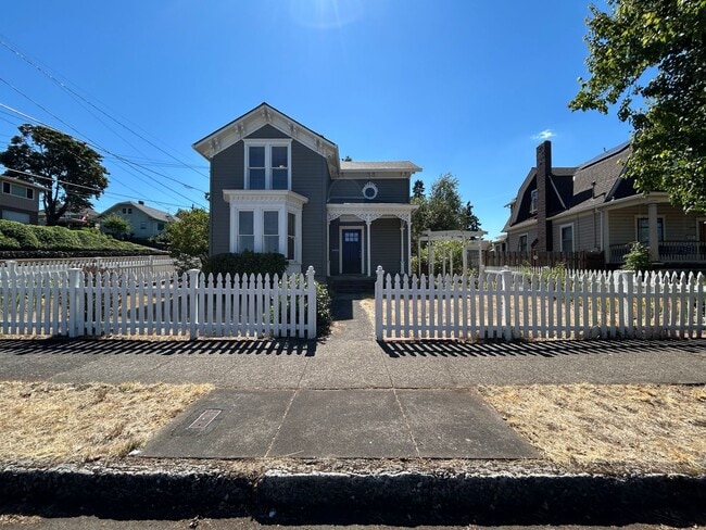 716 10th St in Oregon City, OR - Building Photo - Building Photo