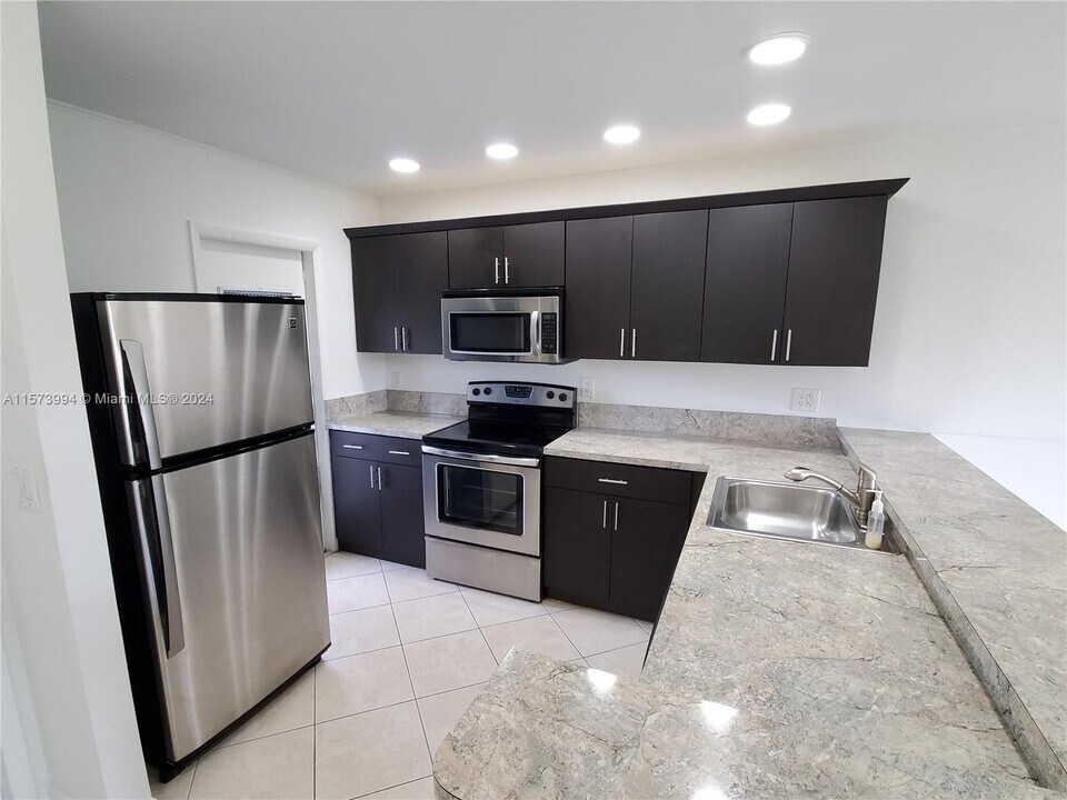 560 SE 2nd Ave, Unit H23 in Deerfield Beach, FL - Foto de edificio