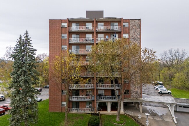 Village Green - Robinare in Hamilton, ON - Building Photo - Building Photo