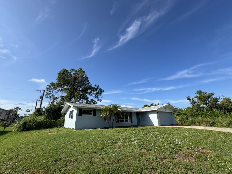 927 Lemon Bay Dr in Venice, FL - Building Photo