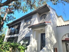 476 Santa Cruz Plz NE, Unit F in St. Petersburg, FL - Building Photo
