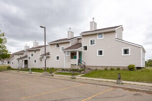 9A College Cir in Penhold, AB - Building Photo