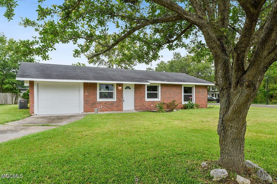 110 Cathy Dr in Bay St. Louis, MS - Building Photo