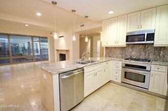 7147 E Rancho Vista Dr in Scottsdale, AZ - Building Photo - Building Photo