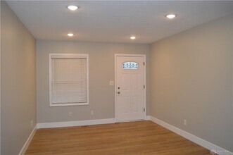 8494 Woodgrove Dr in Dayton, OH - Foto de edificio - Building Photo