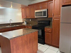 5901 W 18th Ct in Hialeah, FL - Foto de edificio - Building Photo