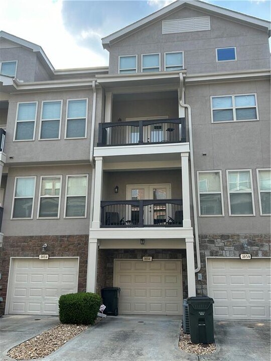 3054 Quantum Ln in Chamblee, GA - Foto de edificio