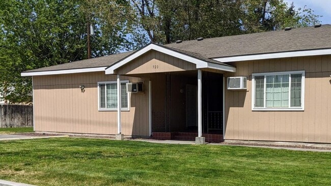 property at 920 W Entiat Ave