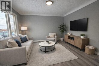 90 Lorne St in St Catharines, ON - Building Photo - Building Photo