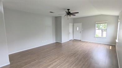 342 Nandina Dr in Buda, TX - Building Photo - Building Photo