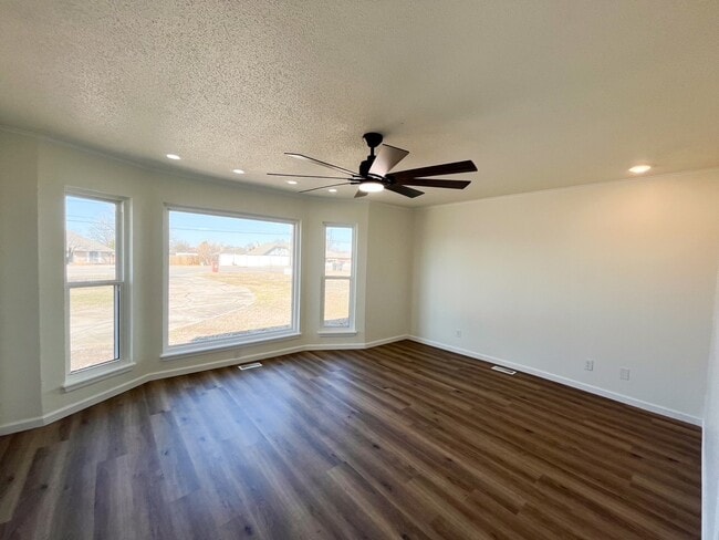 2908 N Santa Fe Ave in Moore, OK - Building Photo - Building Photo
