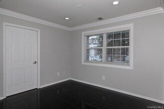 127 Overlook Dr in Farmingville, NY - Foto de edificio - Building Photo