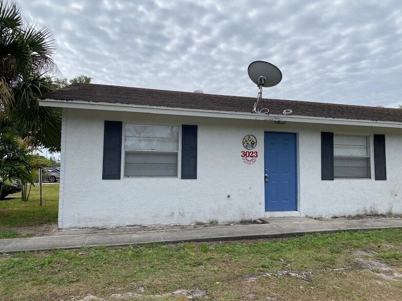 3023 Jackson Ave in Greenacres, FL - Building Photo