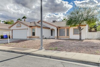 114 E Tamarack Dr in Henderson, NV - Building Photo - Building Photo