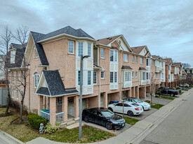 1128 Dundas St W in Mississauga, ON - Building Photo