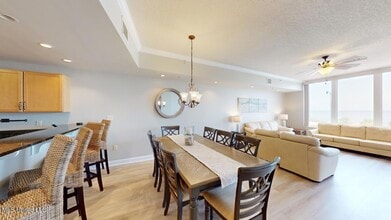 1200 Beach Dr, Unit 205 in Gulfport, MS - Foto de edificio - Building Photo