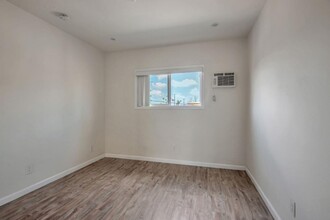 152 W 77th St in Los Angeles, CA - Building Photo - Building Photo