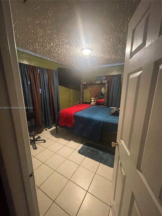 18611 NW 10th Ave in Miami, FL - Building Photo