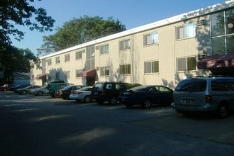 Parkway Arms Apartment in Lakewood, OH - Foto de edificio - Building Photo
