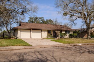 1927 Ramada Dr in Houston, TX - Building Photo - Building Photo