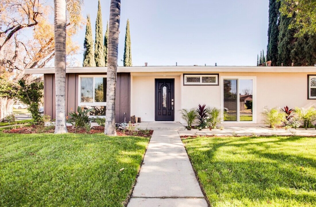 7126 Delco Ave in Winnetka, CA - Building Photo
