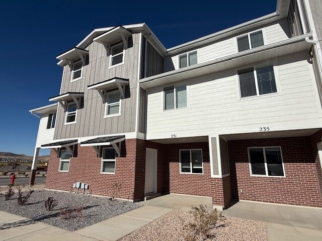 231 N Halford Ave in Santaquin, UT - Building Photo