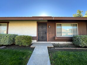 4224 Kingsbury Pl in Riverside, CA - Foto de edificio - Building Photo