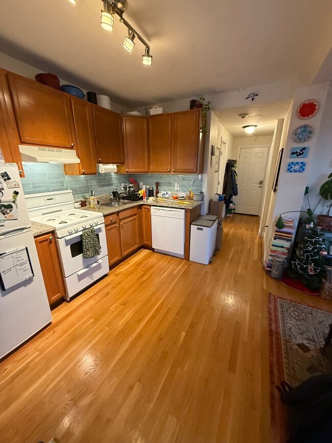 1054 Cambridge St, Unit 1054-3R in Cambridge, MA - Building Photo - Building Photo