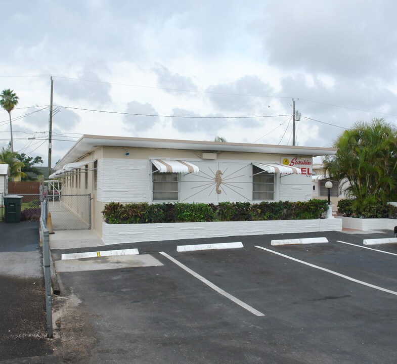 708-712 NE 5th St in Hallandale Beach, FL - Building Photo