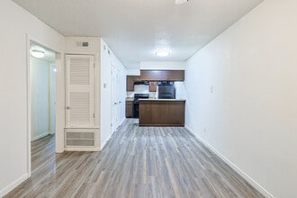 Le Med Apartments in Austin, TX - Foto de edificio - Interior Photo