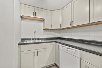 8009 University Ave, Unit 8011 in Cedar Falls, IA - Building Photo - Building Photo