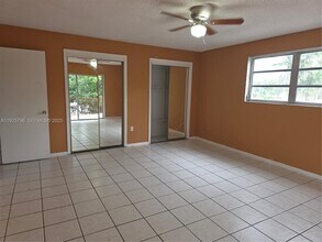 250 NW 63rd Ct in Miami, FL - Foto de edificio - Building Photo